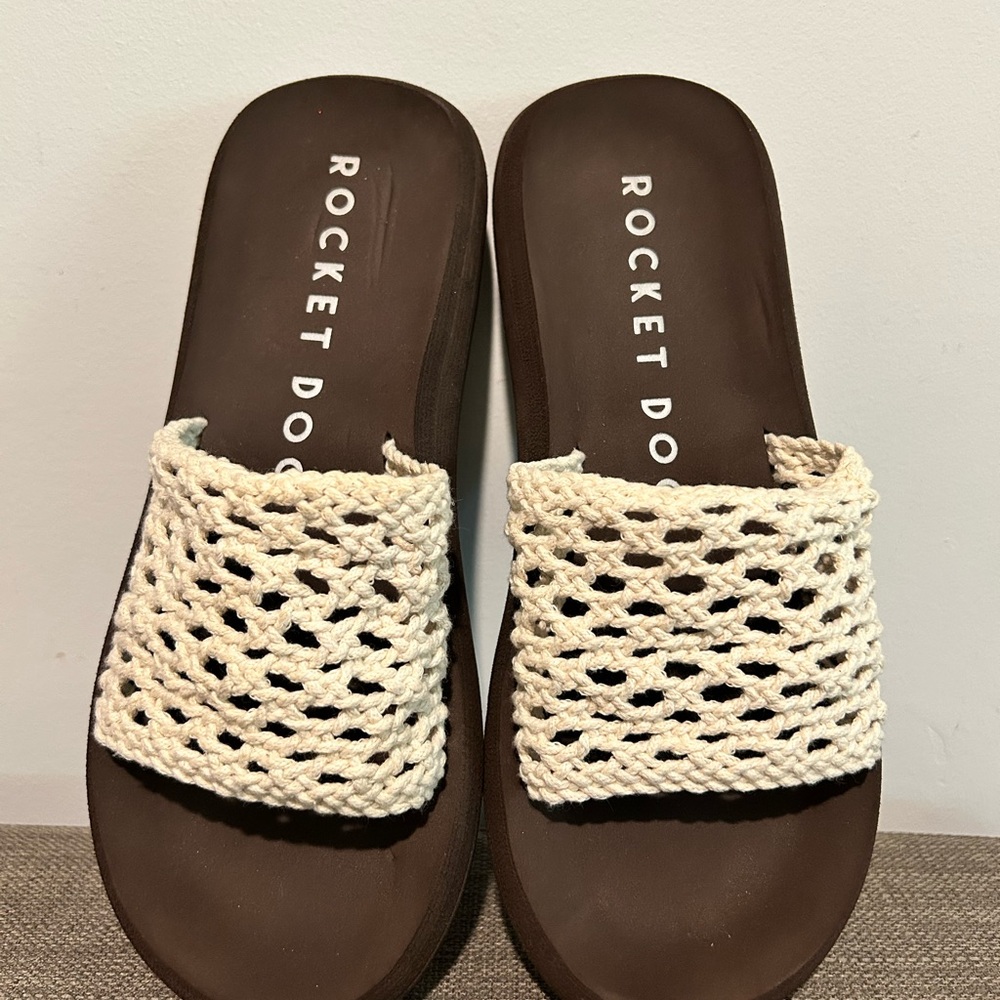 Rocket Dog Women's Tan Woven Sandals